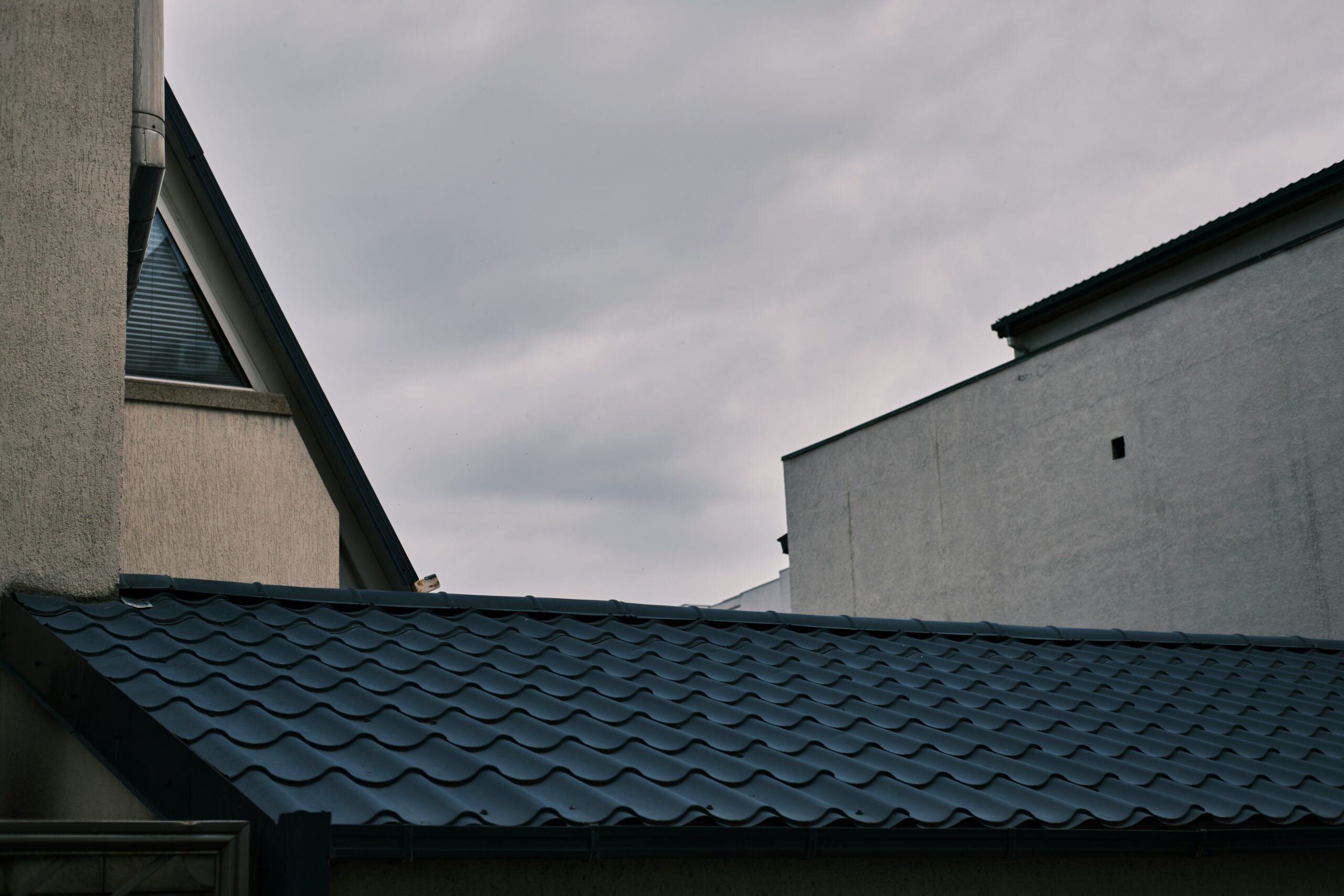 Roof tiles vs. slate: Which roofing material is best for your house?[/gpt3]